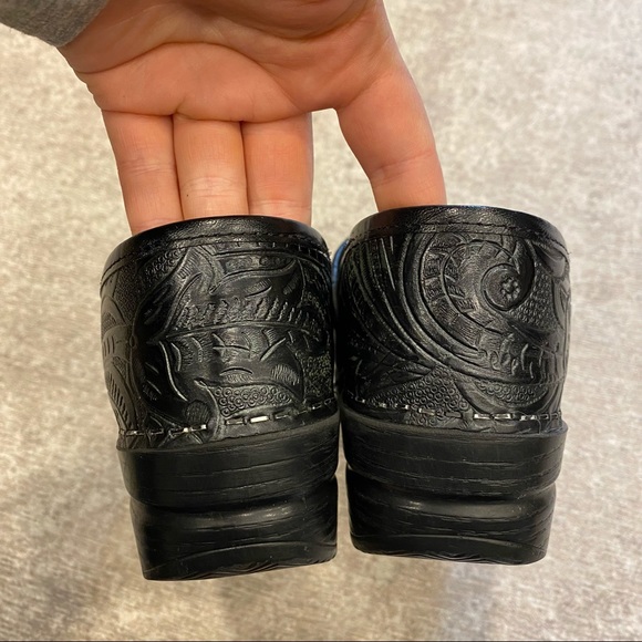 Dansko Professional Black Tooled Clogs Size 39 Design Leather Shoes - Picture 5 of 9
